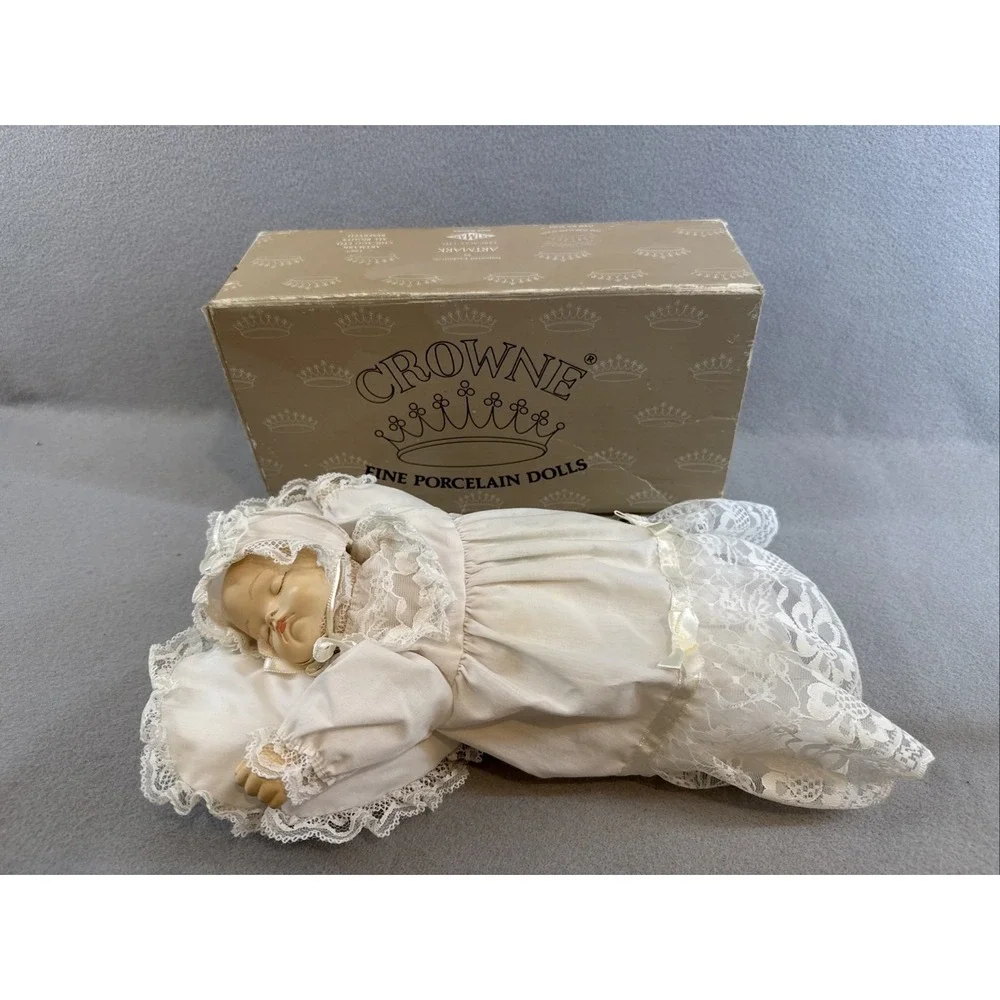 CROWNE, Fine Porcelain Sleeping Musical Moving baby on heart pillow VINTAGE
